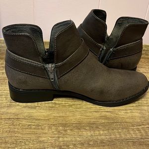 Rocket Dog boots nwot 9.5. Never worn, brown